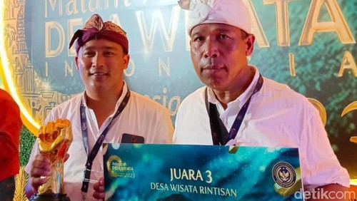 Lurah Serangan, I Wayan Karma dan Pokdarwis Desa Wisata Serangan, I Wayan Sutarja Putra ketika menerima penghargaan Desa Wisata Serangan sebagai Desa Wisata Terbaik III Nasional kategori Desa Wisata Rintisan.