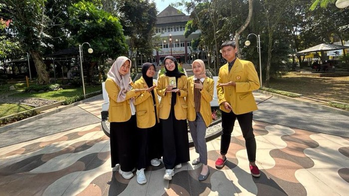 Mahasiswa Unsoed Purwokerto berinovasi membuat tablet kumur berbahan kulit durian. Inovasi ini dikerjakan Siti Nafingah bersama Ridha Aisya Zahra, Fatmah Trilatifah, Rafi Ashza Sejati dan Musyarifah mahasiswa angkatan 2021,
Foto diunggah Senin (28/8/2023).