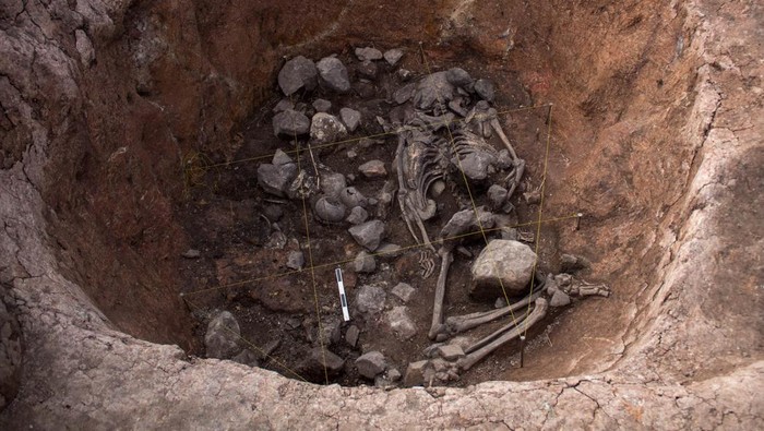 An archaeologist of the Pacopampa Archaeological Project works on the site of a 3,000-year-old tomb which they believe might have honored an elite religious leader in the Andean country some three millennia ago, in Pacopampa, Peru August 26, 2023. Ministry of Culture of Peru/Handout via REUTERS ATTENTION EDITORS - THIS IMAGE HAS BEEN SUPPLIED BY A THIRD PARTY. NO RESALES. NO ARCHIVES