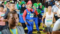 Sebanyak 13.600 pelari dari 50 negara telah meramaikan penyelenggaraan Maybank Marathon 2023 yang kini menginjak tahun ke-12. Ada yang unik para peserta pun memakai kostum unik seperti Mario Bros ini salah satunya.