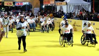 Tak hanya itu, kaum disabilitas juga diikut sertakan tanpa membedakan orang yang berkebutuhan khusus. Antusiasme para pelari sesaat setelah airhorne, tanda dimulai Maybank Marathon 2023, berbunyi. Flag-off dilakukan pada pukul 04.30 WITA untuk kategori Marathon, disusul dengan kategori Half Marathon pada pukul 05.30 WITA dan kategori 10K pada pukul 06.00 WITA. Selain itu, flag-off juga dilakukan untuk kategori wheelchair pada pukul 06.15 WITA diikuti sebanyak 50 peserta.