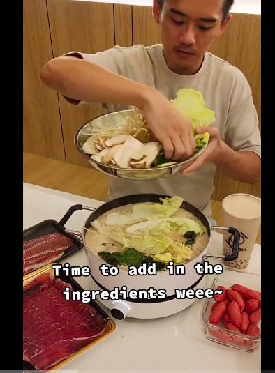 Masak hotpot pakai kuah bubble tea.