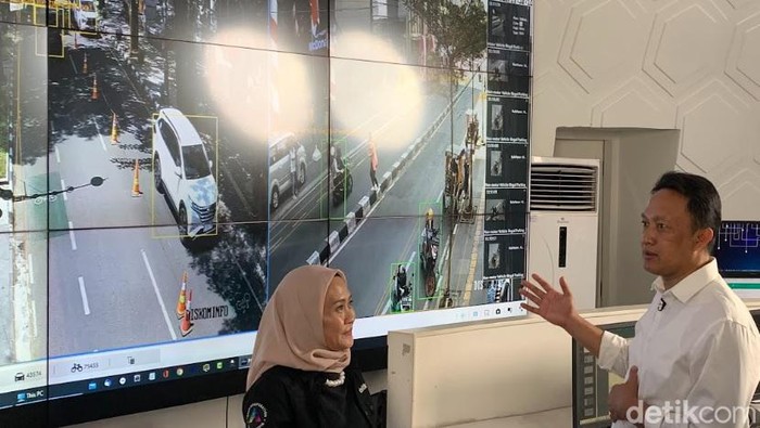Melihat Bandung Command Center.
