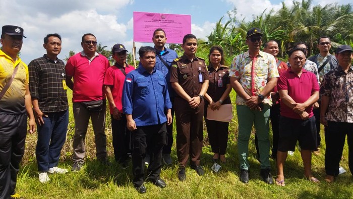 Mengintip Tanah Pengusaha Penggelap Pajak yang Disita DJP Direktorat Jendral Pajak (DJP) Kementerian Keuangan melakukan penyitaan aset terpidana penggelapan pajak atas nama Hartanto Sutardja di Tabanan, Bali.
