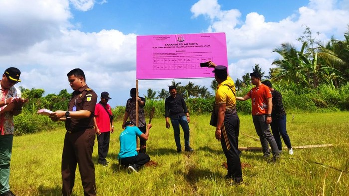 Mengintip Tanah Pengusaha Penggelap Pajak yang Disita DJP Direktorat Jendral Pajak (DJP) Kementerian Keuangan melakukan penyitaan aset terpidana penggelapan pajak atas nama Hartanto Sutardja di Tabanan, Bali.