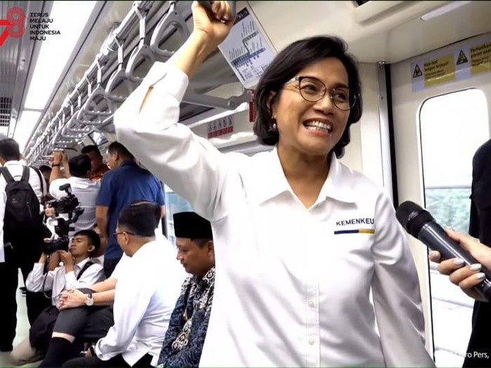Menteri Keuangan Sri Mulyani Jajal LRT Jabodebek