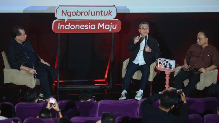 Menteri Perdagangan RI Zulkifli Hasan menghadiri acara ‘Ngobrol untuk Indonesia Maju’ yang dipandu oleh co-founder Total Politik Arie Putra dan Budi Adiputro di Plaza Indonesia, Jakarta Pusat, Minggu (27/8/2023).