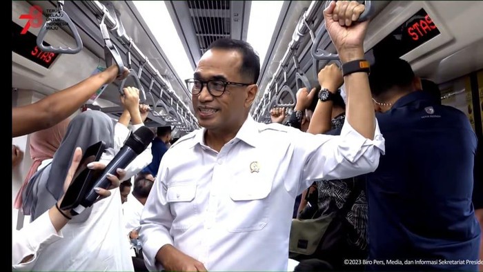 Menteri Perhubungan Budi Karya Sumadi Jajal LRT Jabodebek
