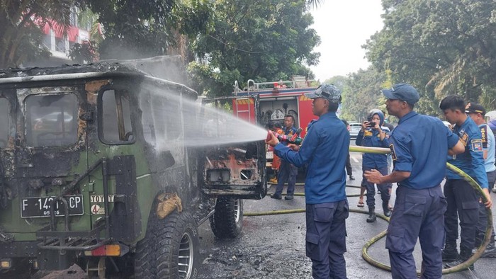 Mobil Jip di Jalan Pajajaran Kota Bogor hangus terbakar.
