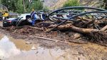 Mobil-mobil Ini Terjebak Longsor di Tajikistan