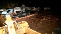 Pemandangan menunjukkan mobil-mobil terjebak di jalan yang menghubungkan Dushanbe dan Khujand, yang rusak parah akibat tanah longsor, di Distrik Varzob, Tajikistan, 28 Agustus 2023.