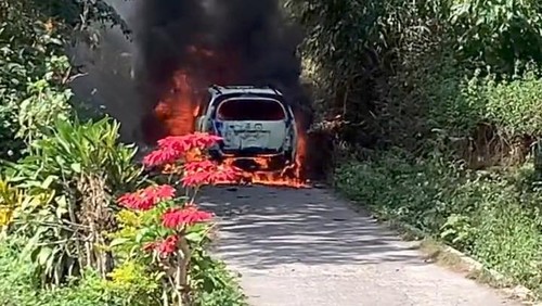 Mobil terbakar di jalur Senaru saat hendak menjemput pendaki yang baru turun dari Gunung Rinjani. (Foto: tangkapan layar)