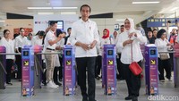 Karena itulah, kata Jokowi, transportasi massal seperti LRT dibangun di Jakarta.