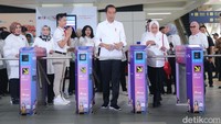 Presiden Jokowi berharap LRT Jabodebek bisa mengurangi kemacetan dan polusi udara di wilayah sekitar.