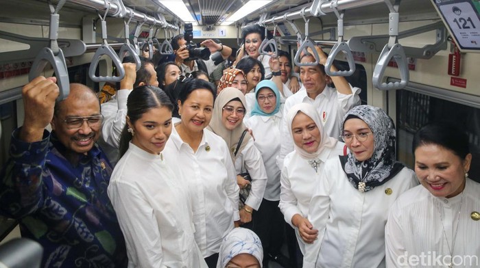 Momen Presiden Jokowi Bersama Iriana Resmikan Resmikan LRT Jabodebek Presiden Joko Widodo (Jokowi) bersama Ibu Iriana meresmikan Lintas Raya Terpadu (LRT) Jabodebek, Peresmian dilakukan di Stasiun Cawang, Jakarta Timur, Senin (28/08/2023).