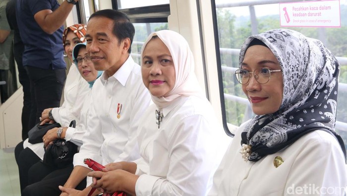 Momen Presiden Jokowi Bersama Iriana Resmikan LRT Jabodebek Presiden Joko Widodo (Jokowi) bersama Ibu Iriana meresmikan Lintas Raya Terpadu (LRT) Jabodebek, Peresmian dilakukan di Stasiun Cawang, Jakarta Timur, Senin (28/08/2023).