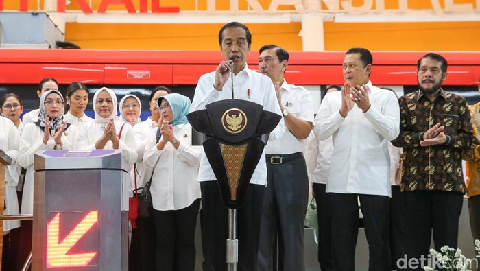 Momen Presiden Jokowi Bersama Iriana Resmikan Resmikan LRT Jabodebek Presiden Joko Widodo (Jokowi) bersama Ibu Iriana meresmikan Lintas Raya Terpadu (LRT) Jabodebek, Peresmian dilakukan di Stasiun Cawang, Jakarta Timur, Senin (28/08/2023).