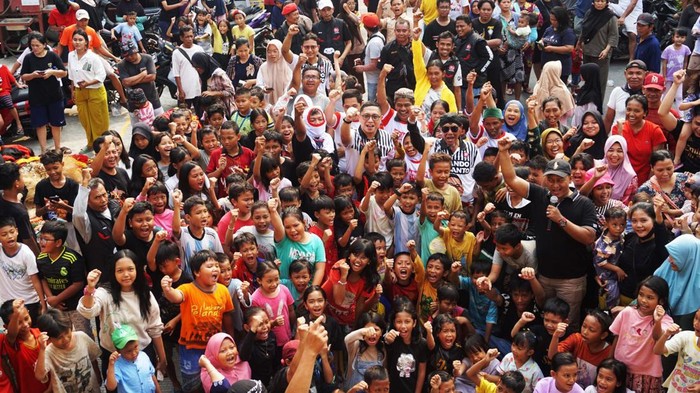 Naik Reog, Brando Susanto Sosialisasikan Ganjar Presiden 2024 Sekretaris DPC PDI Perjuangan Jakarta Utara, Brando Susanto blusukan ke gang-gang perkampungan untuk mensosialisasikan Ganjar Pranowo sebagai bakal calon presiden dari PDI Perjuangan pada Pemilu 2024 mendatang. Brando melakukan sosialisasi dengan naik reog ponorogo, Minggu (27/8/2023).