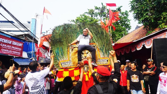 Sekretaris DPC PDI Perjuangan Jakarta Utara, Brando Susanto blusukan ke gang-gang perkampungan untuk mensosialisasikan Ganjar Pranowo sebagai bakal calon presiden dari PDI Perjuangan pada Pemilu 2024 mendatang. Brando melakukan sosialisasi dengan naik reog ponorogo, Minggu (27/8/2023).