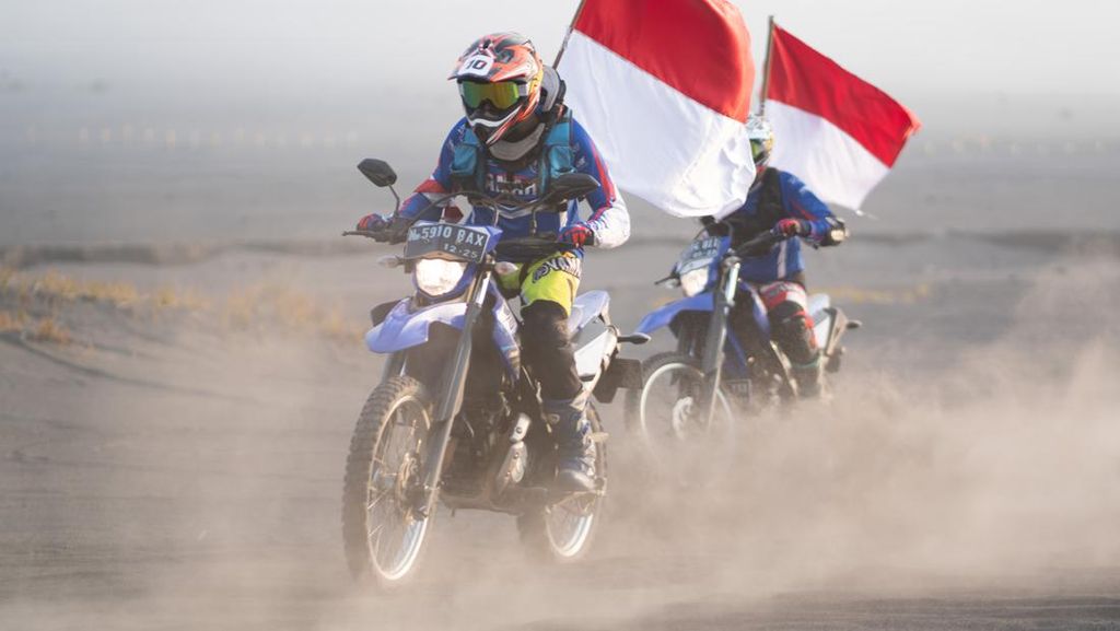 Momen Seru Naik Motor Trail di Trek Pasir Bromo Momen Seru Naik Motor Trail di Trek Pasir Bromo