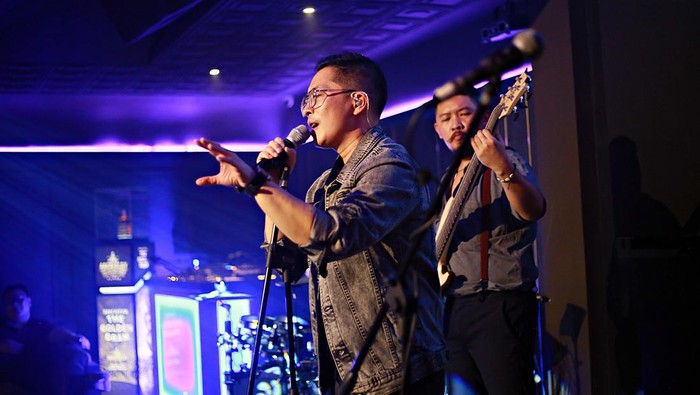 Grup band Kerispatih kembali hadir di panggung musik Indonesia dan mulai tampil di berbagai acara. Salah satunya di Glamz Antasari.