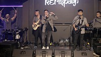 Kerispatih membawakan lagu-lagu hits, termasuk single Pernah Terluka.  