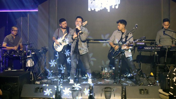 Grup band Kerispatih kembali hadir di panggung musik Indonesia dan mulai tampil di berbagai acara. Salah satunya di Glamz Antasari.