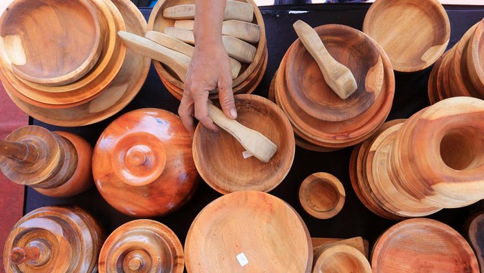 Pameran Produk UMKM di Aceh Barat Perajin menata produk kerajinan dari kayu pada pameran UMKM di Meulaboh, Aceh Barat, Aceh, Minggu (27/8/2023). Pemerintah terus berupaya memperkuat dan mendorong perusahaan teknologi keuangan atau financial technology (fintech) sebagai salah satu strategi untuk memperluas akses pembiayaan bagi UMKM melalui program kredit UMKM seperti kredit usaha rakyat (KUR) dan penyaluran pembiayaan ultra mikro (UMi). ANTARA FOTO/Syifa Yulinnas/YU