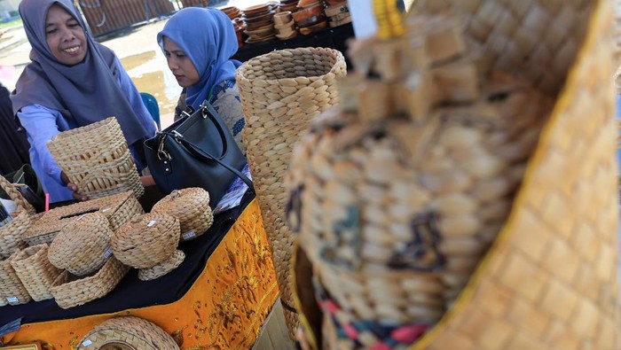 Perajin menata produk kerajinan dari kayu pada pameran UMKM di Meulaboh, Aceh Barat, Aceh, Minggu (27/8/2023). Pemerintah terus berupaya memperkuat dan mendorong perusahaan teknologi keuangan atau financial technology (fintech) sebagai salah satu strategi untuk memperluas akses pembiayaan bagi UMKM melalui program kredit UMKM seperti kredit usaha rakyat (KUR) dan penyaluran pembiayaan ultra mikro (UMi). ANTARA FOTO/Syifa Yulinnas/YU