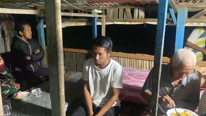 Para nelayan awak kapal hilang kontak di Perairan Lais saat ditemukan