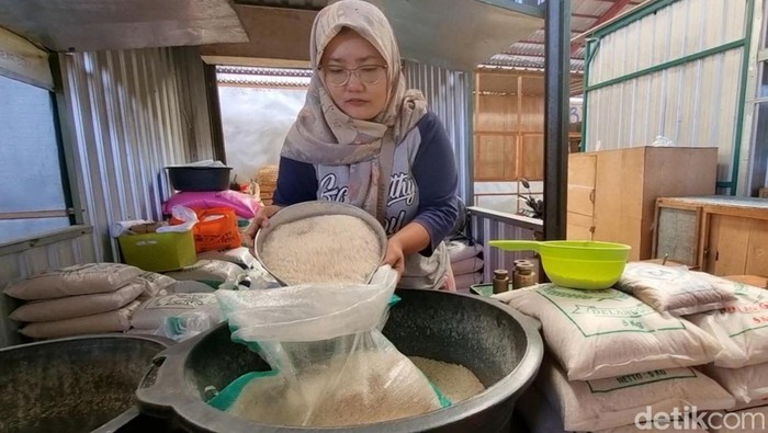 Pedagang beras di Pasar Pengging, Kecamatan Banyudono, Kabupaten Boyolali, Jawa Tengah, Senin (28/8/2023).