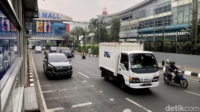 Pemprov DKI memberlakukan kebijakan 50 persen work from home (WFH) untuk aparatur sipil negara (ASN). Begini kondisi arus lalu lintas di Jalan Metro Pondok Indah di pekan kedua WFH ASN 50%, Senin (28/8/2023).