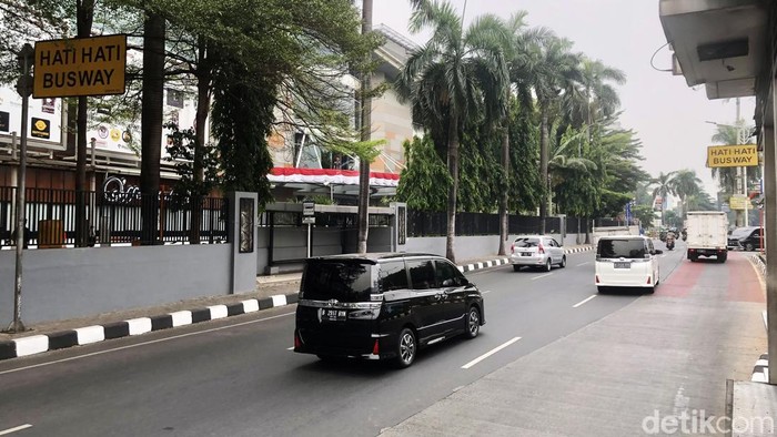 Pemprov DKI memberlakukan kebijakan 50 persen work from home (WFH) untuk aparatur sipil negara (ASN). Begini kondisi arus lalu lintas di Jalan Metro Pondok Indah di pekan kedua WFH ASN 50%, Senin (28/8/2023).