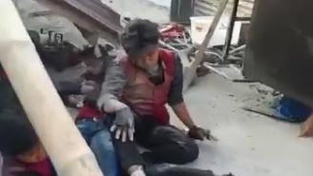 Pelajar anggota drumband yang pikapnya terguling di pamekasn bergelimpangan di depan teras rumah warga.