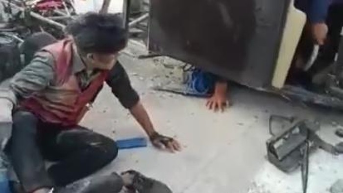 Pelajar anggota drumband yang pikapnya terguling di pamekasn bergelimpangan di depan teras rumah warga.