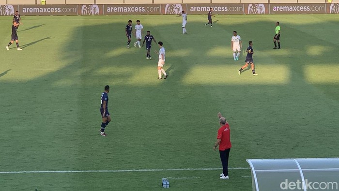 Pelatih Arema FC Fernando Valente memberikan instruksi ke pemain dari pinggir lapangan, Senin (28/8) di Gianyar.