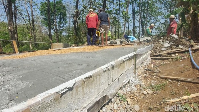 Pembangunan jalan di Desa Winong, Kendal, Senin (28/8/2023).