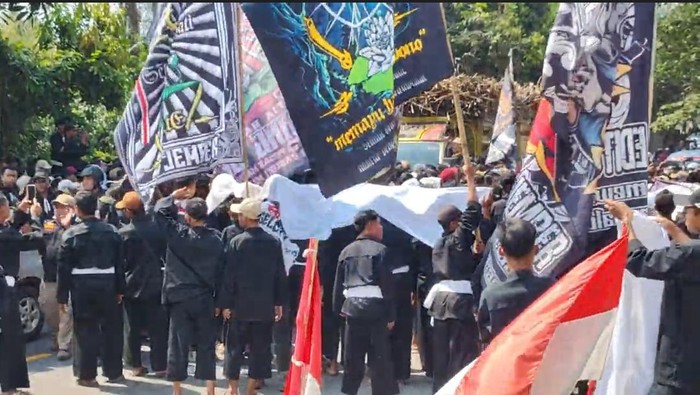 pembongkaran tugu silat PSHT di Jember