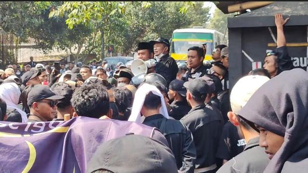pembongkaran tugu silat PSHT di Jember