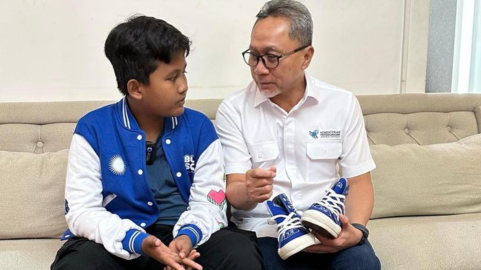 Pemesanan tersebut dilatarbelakangi saat Rivan mengunggah hasil karya sepatunya bertema Partai Amanat Nasional.