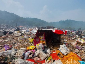 Nasib Para Pencari Rupiah di TPA Sarimukti Usai Kebakaran