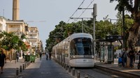 Sebuah trem melintas di jalur kereta ringan baru menuju Tel Aviv di Jaffa, Israel, Rabu, 16 Agustus 2023. Jalur kereta ringan pertama di kota pesisir Israel Tel Aviv itu dibangun kerja sama dengan perusahaan China.