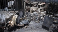Tidak hanya mobil, kebakaran yang merembet ke permukiman juga menghanguskan sepeda motor. AP Photo/Michael Varaklas.  