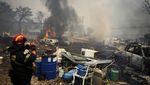 Penampakan Mobil-Motor Gosong Gegara Kebakaran Hutan di Yunani