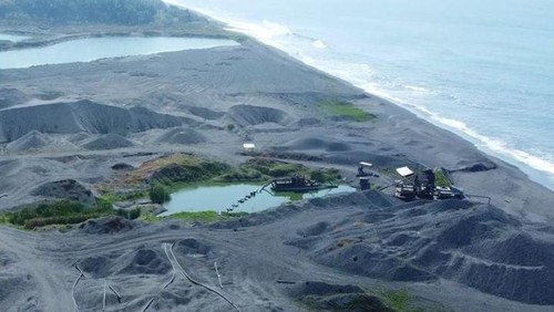 Penampakan tambang pasir besi yang dikelola oleh PT AMG di Lombok Timur.