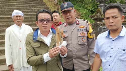 Pengempon pura menunjukkan benda mencurigakan yang ditanam orang tak dikenal atau OTK di area Pura Pasar Agung, Desa Sebudi, Kecamatan Selat, Karangasem, Bali, Senin (28/8/2023). (Dok. Bagian Humas Pura Pasar Agung)