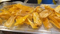 Pancake yang manis panas akan disisihkan pada tempat khusus. Berupa rak besi, pancake akan dibiarkan dingin hingga mengeras dan renyah teksturnya. Foto: TikTok/bangkokfoodie