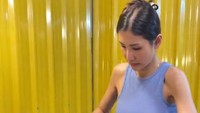 Satu wajan yang berisi puluhan pancake dipastikan memiliki warna yang sama. Satu persatu dicek warna dan tingkat kematangannya baru diangkat dari wajan. Foto: TikTok/bangkokfoodie