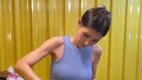 Secara berkala pancakenya dicek satu persatu. Pancake yang tips dan renyah dimasak hingga kecokelatan dan mengering di atas wajan khusus. Foto: TikTok/bangkokfoodie