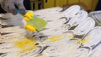 Dalam tayangan berdurasi 1 menit 30 detik itu terlihat wanita yang sedang berjualan. Pancake butter yang tipis menjadi hidangan yang dijajakan. Foto: TikTok/bangkokfoodie